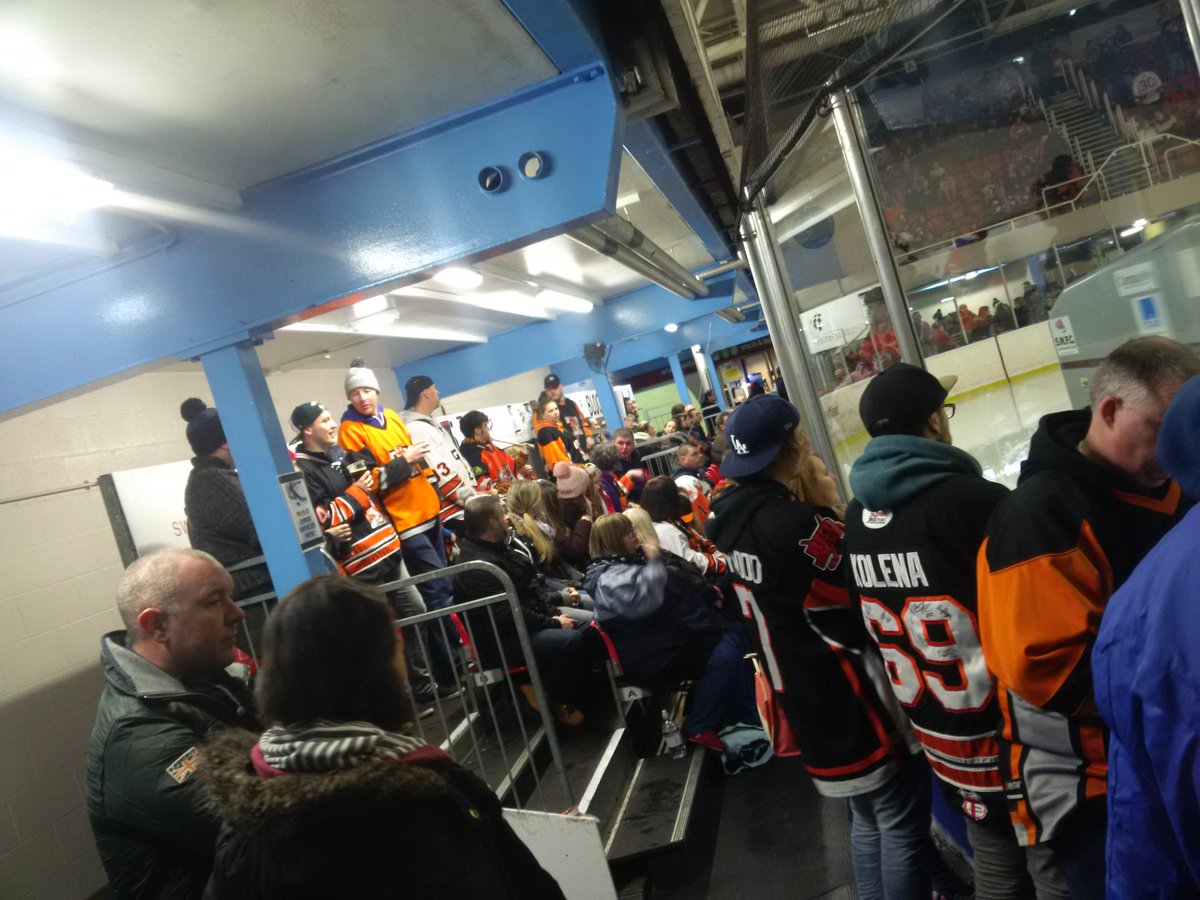 Great turnout of travelling fans for tonight’s meeting with @swindonwildcats - follow <a href="/tigerscores/">Hurricane High Athletics</a> for updates.