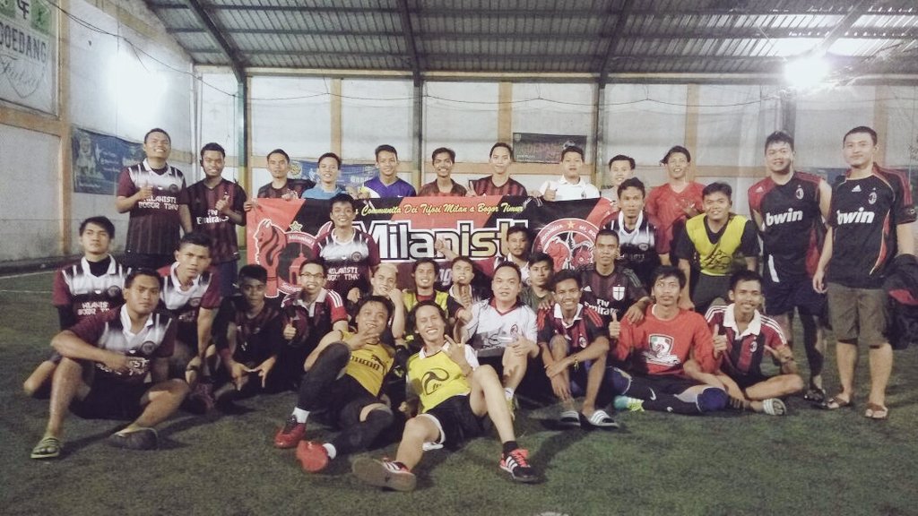 misezbo_botim's tweet photo. Grazie ragazzi @MI_Giacarta untuk futsal malam ini  . .👏👏👏
#ForzaMilan https://t.co/9N3MdGOPJf