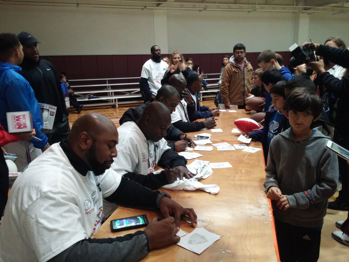 NFL , Autographed session Selwyn Jones/Broncos,
Carrick Jones/Texans , Kevin Everrett/Bills, Sedrick Clark/ Ravens,Randy Fuller/Falcons