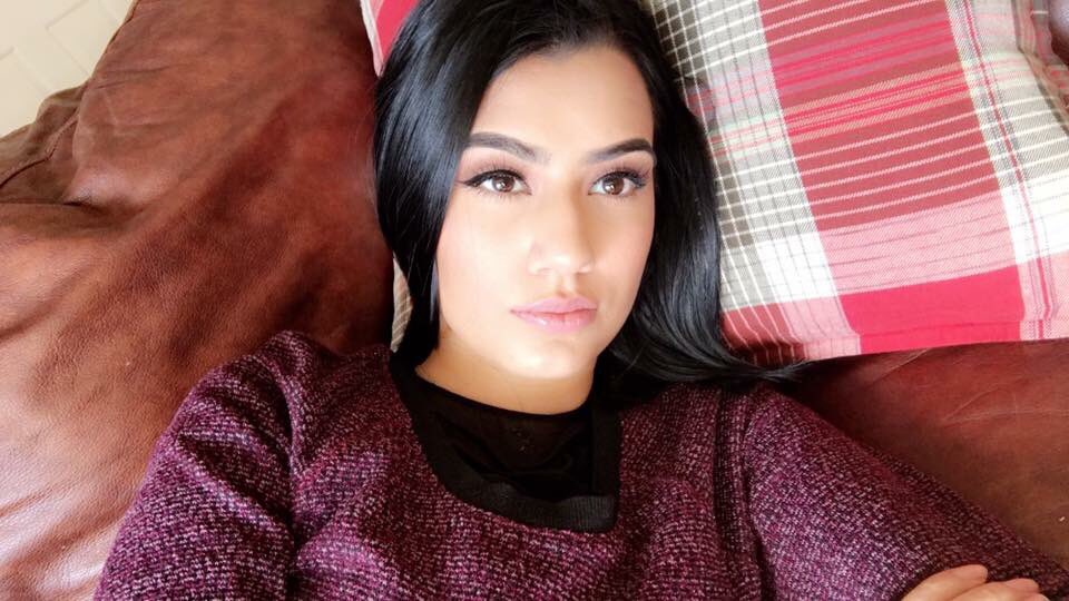 RoseFisner's tweet image. Just relaxing while working. Quick selfie 🤳