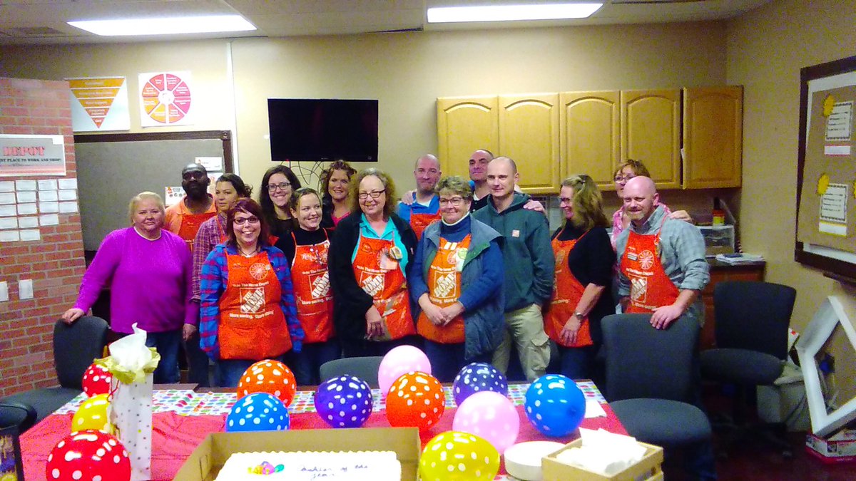 juliebrittsan's tweet photo. So proud of Diane Cavolo our Cashier of the year @Thee4283 @KJChamberland @DelvecchioA @BeahmTheodore https://t.co/nKmO44byZm