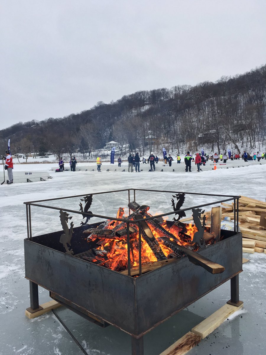 PaulAllan5's tweet photo. This morning in North Mankato. #AF99 Pond Hockey Tourney happenin'. https://t.co/tNE71pBleY