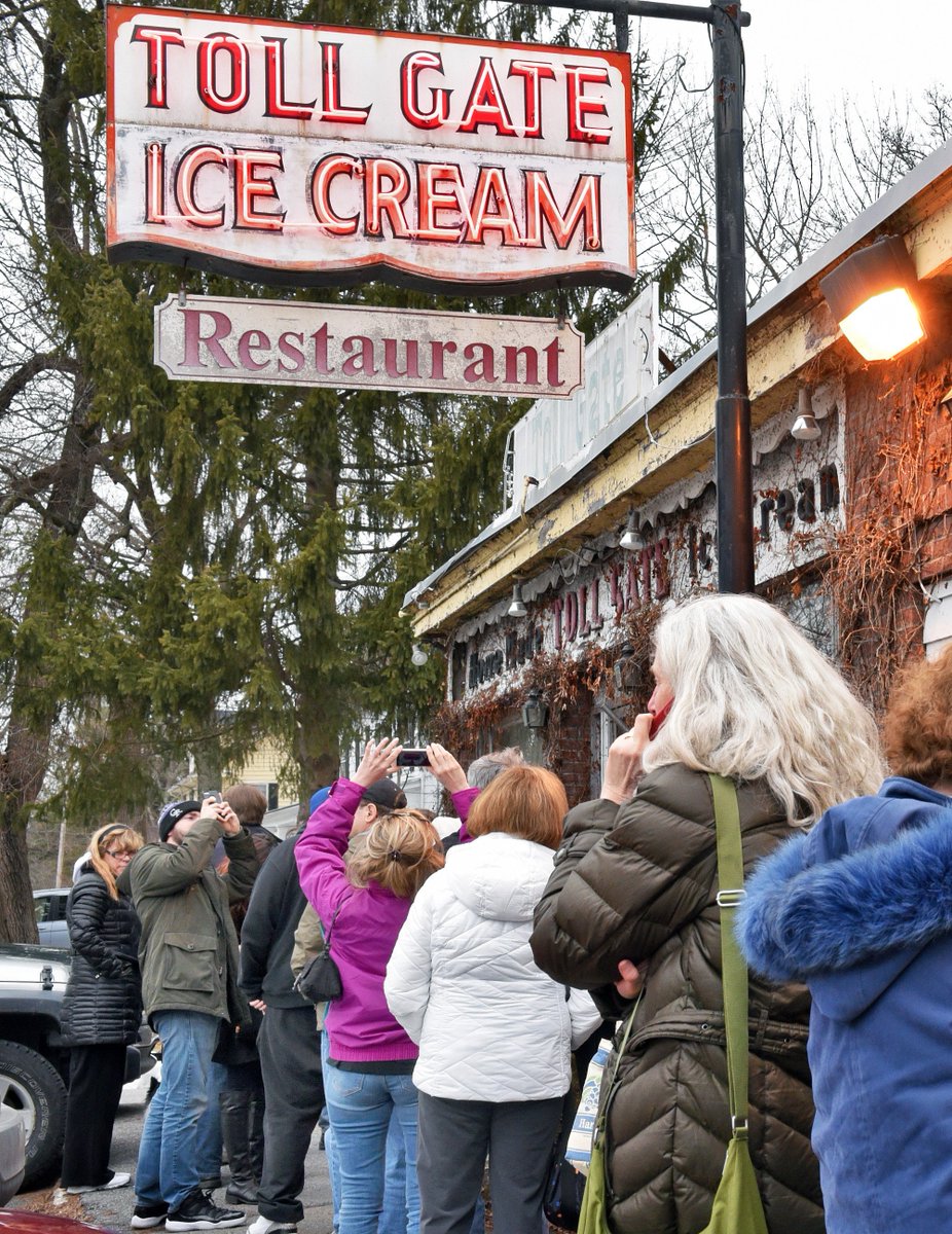 jcdannibale's tweet photo. Toll Gate Ice Cream gives away free ice cream as a thank you for customer support of the its ailing owner Rob Zautner in Slingerlands, NY. https://t.co/giZO3xRGix