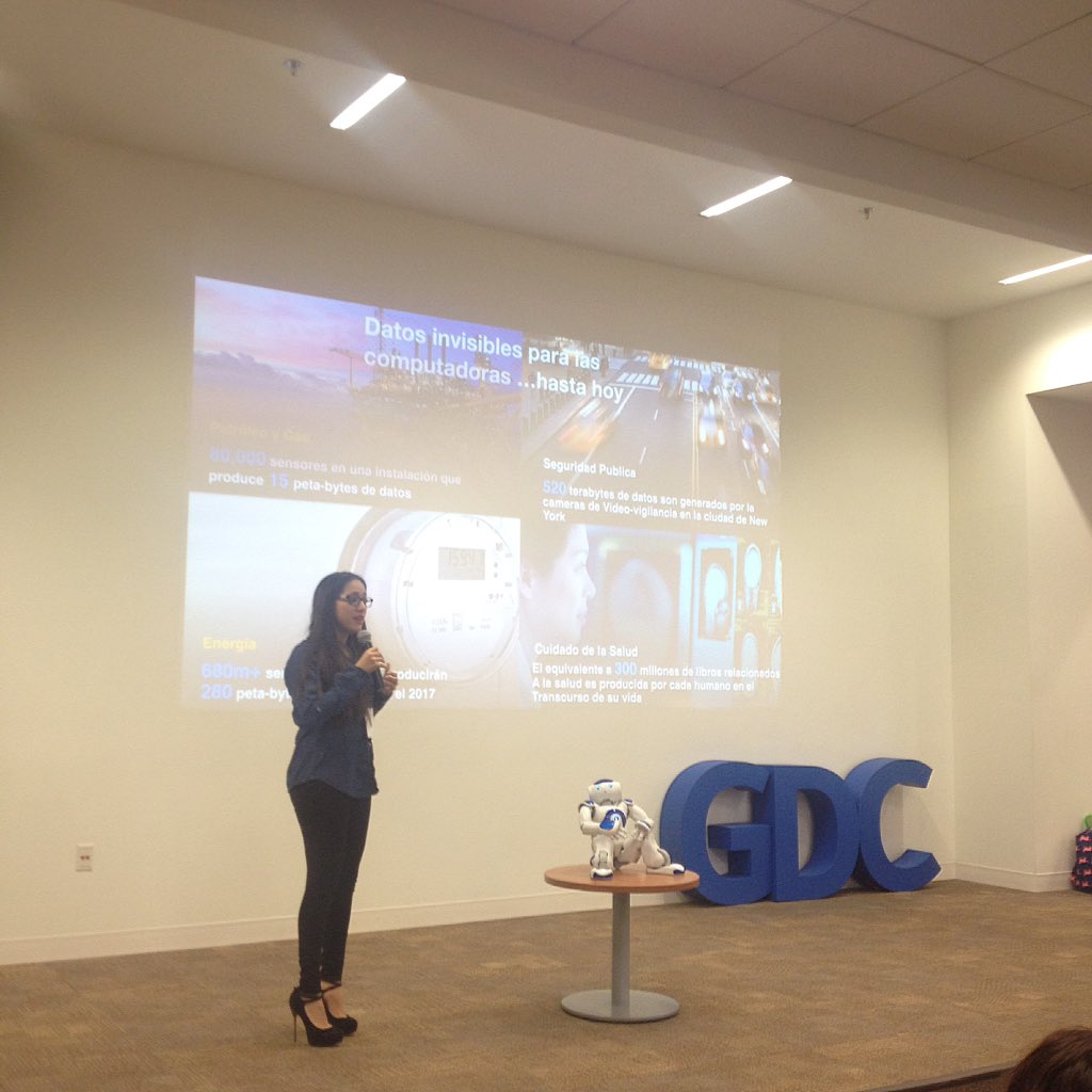 GeekGirlsMx's tweet photo. Carla y Arianne nos explica como razona #MinervaIBM #Watson #GGMeetup07 https://t.co/v8ADwYhqoc