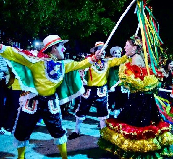 Carnaval_SA's tweet photo. Esta noche, la Reina @fefimendozav encabezará el #GarabatoDelCountry, desde el Biffi La Salle hasta la sede del @CountryClubq. 8PM. ❤💛💚🎉🎶 https://t.co/UWbDMzlhjI