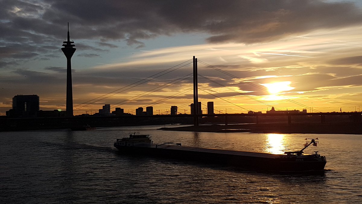 RobertStals's tweet photo. Mooie zonsondergang #Düsseldorf https://t.co/dP9JUrmrf3