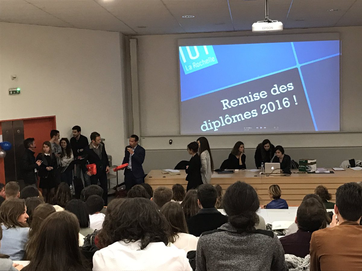 ATCLR_IUT_TC's tweet photo. Les majors de promo sont récompensées par @vaudier et @pascalarue ! Félicitations à @laetitia_petot et Lise DESSEVRE ! #RemiseDesDiplomes https://t.co/jEjd5WAX4H