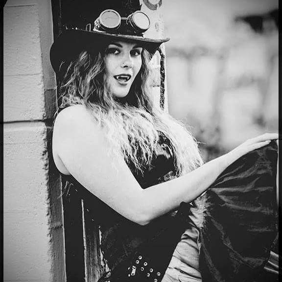 MichayllaJohn's tweet photo. One if my #Favorite #Photoshoot  #vampire #tophat #teeth #steampunk #model #Portland #oregon #livelife https://t.co/ExgfbxjSWL