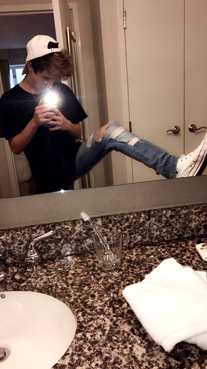 HunterRowland's tweet image. I need a girl I can take cute pictures with 😏