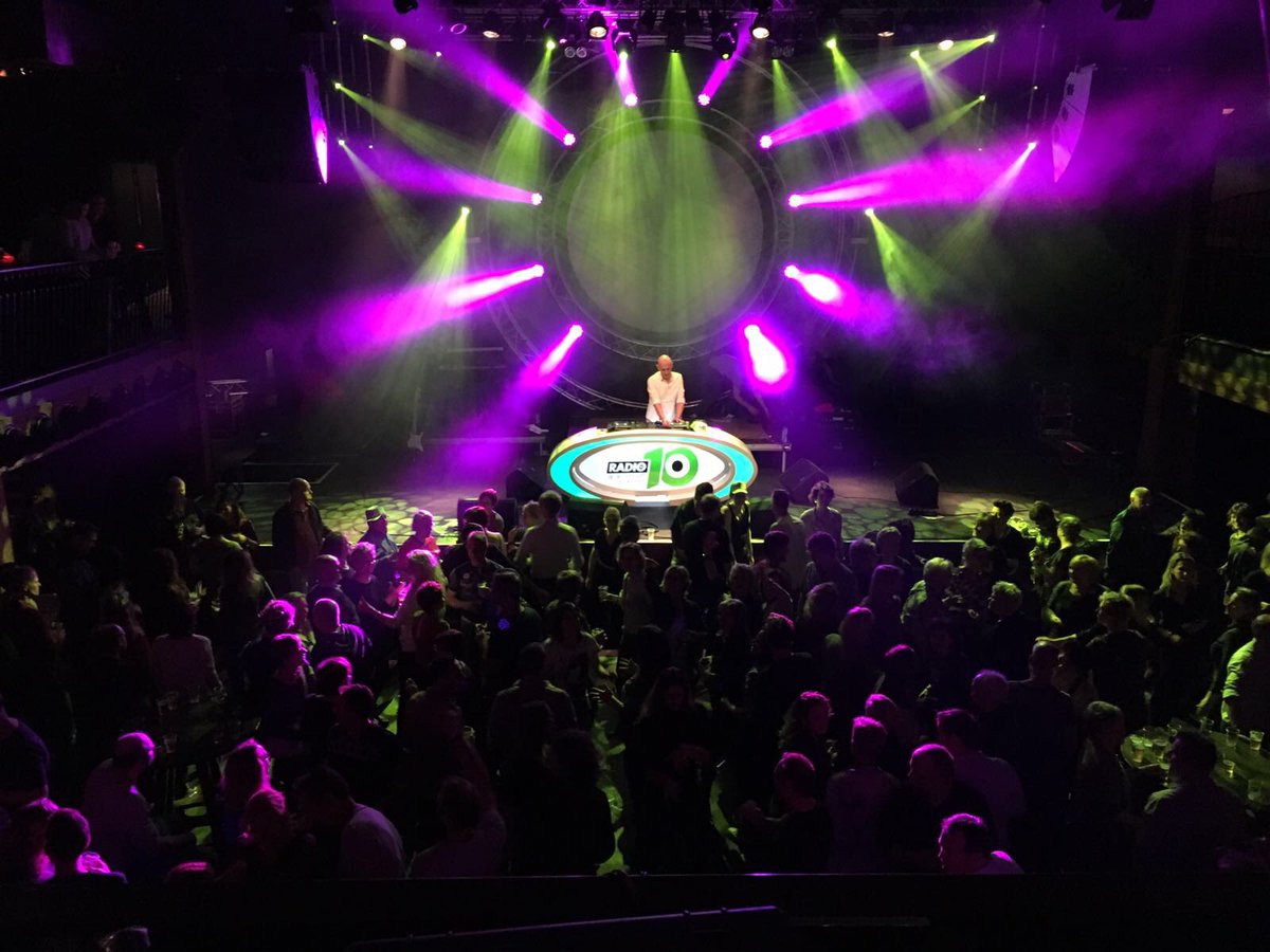 Radio10DriveIn's tweet image. In @MusicClubKampen vliegen de grootste hits uit de jaren 80 en 90 alle kanten op! Sfeer is top!