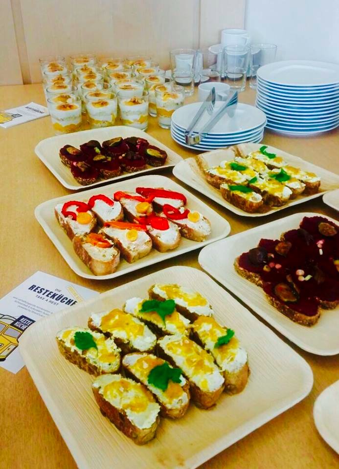Restekueche's tweet photo. Noch mehr zufriedene Menschen aufgrund eines farbenfrohen @Restekueche-#Catering! Pimpt euer Event auf mit uns https://t.co/9vnK0dtqTI :-) https://t.co/qVKI8dM8VR