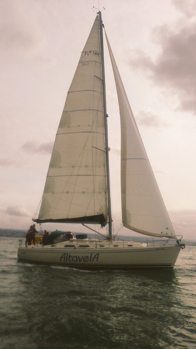 altavela's tweet image. Gran día de navegación con toda la flota en el mar!! No se puede pedir más: #viento #equipo#escuelanavegacion #sailing #marSada #RiasAltas