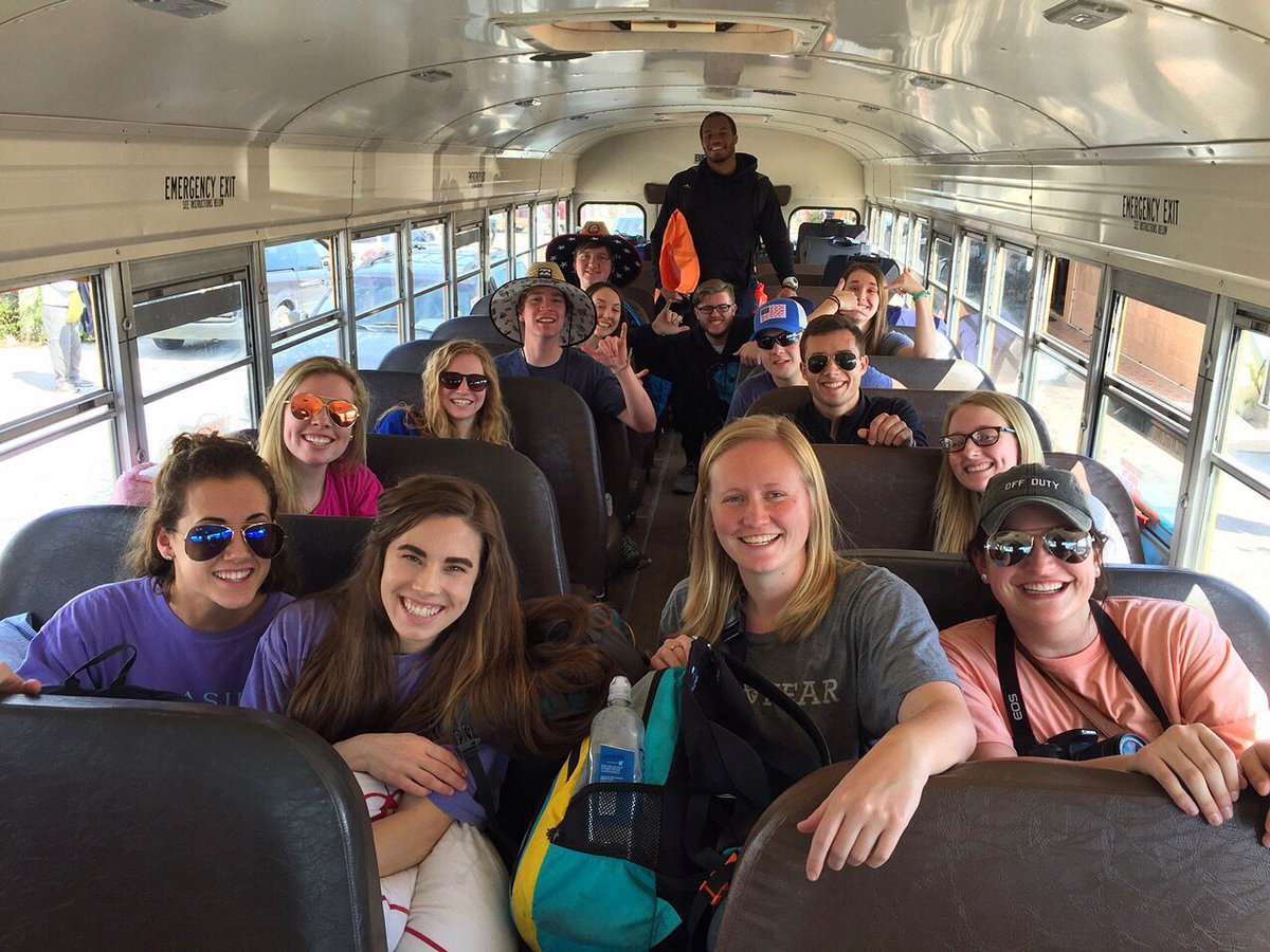 linkacademy_'s tweet photo. The #BahaLink group made it safely to Eleuthera! Please pray for our time here as we serve alongside CMA and the Landers family! #LinkTrips https://t.co/KrKeifQBkr