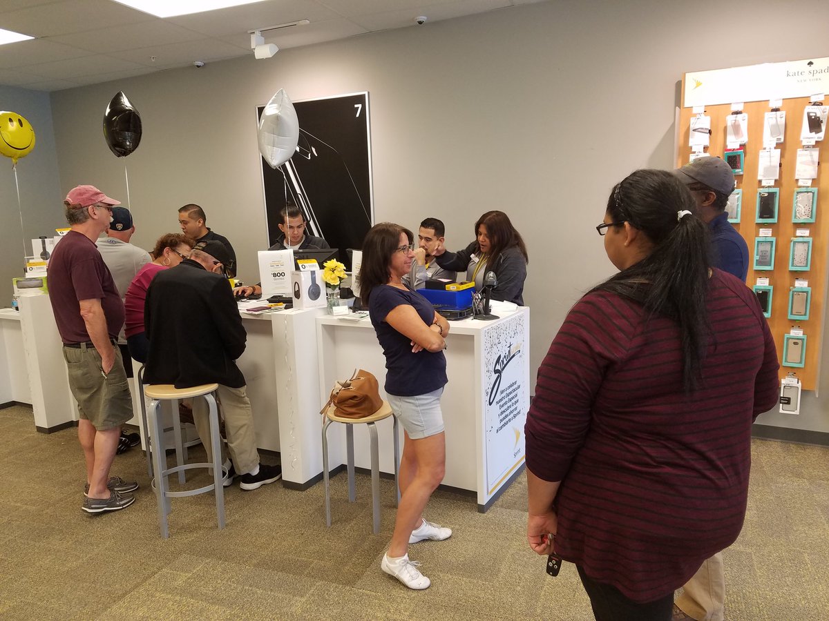 ecarrasquillo1's tweet photo. Lake Worth packed with new happy Sprint Customers #sprintsaysthanks  #TheSwitchIsReal #BBQforOurCustomers https://t.co/BK5RakHmQ8