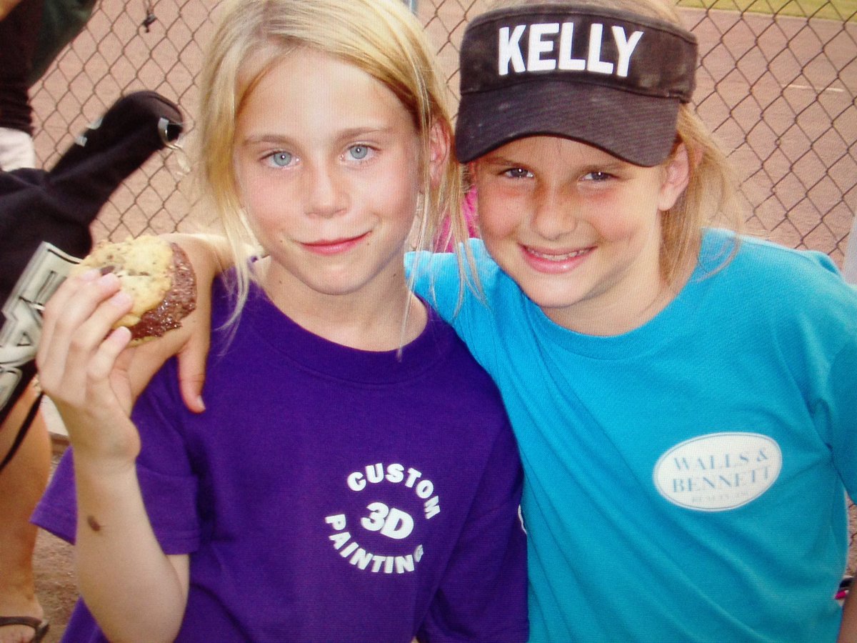 heck_kelly's tweet photo. Happy 19th birthday bff ily sooo much💕 hope your day is as awesome as you!!! Thx for lending me clothes and coloring my hair :') https://t.co/keOgl8h2Gd