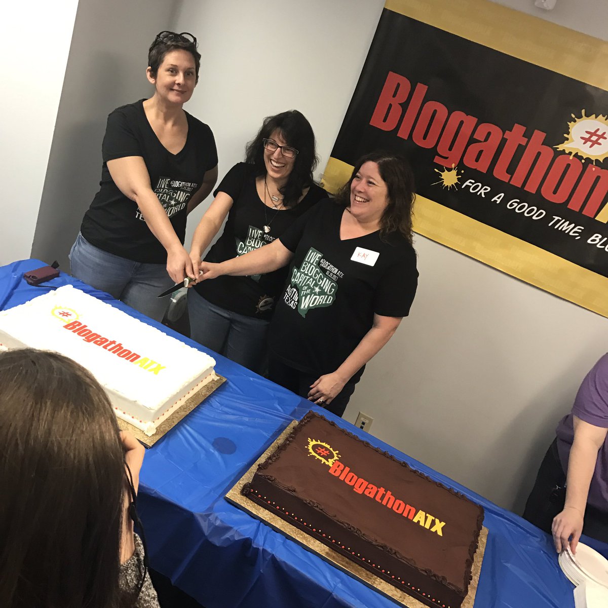 mandainnissbeck's tweet photo. #cakewives #BlogathonATX https://t.co/Q68VIU7QZe