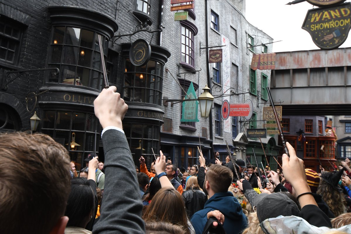 Hogwartssite's tweet photo. Tributo a John Hurt en Ollivanders. Cientos de personas se han congregado hoy para alzar sus varitas. https://t.co/wOUdmr2H4O