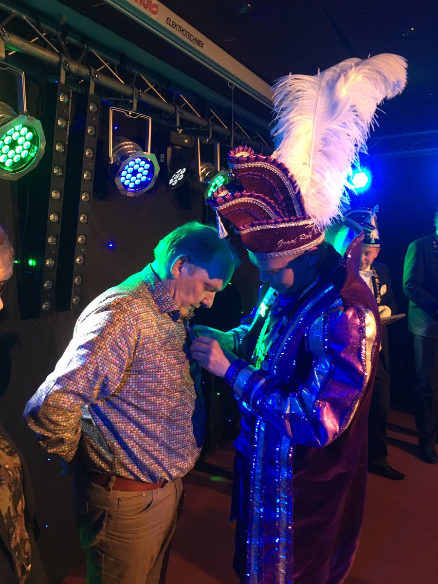 Bosduvelke's tweet photo. Orde van verdienste 2017 voor streektaalconsulent Twentse Welle en veelvuldig en onvermoeibare kartrekker voor #DeLutte Harry Nijhuis https://t.co/jNu7l10ZFw
