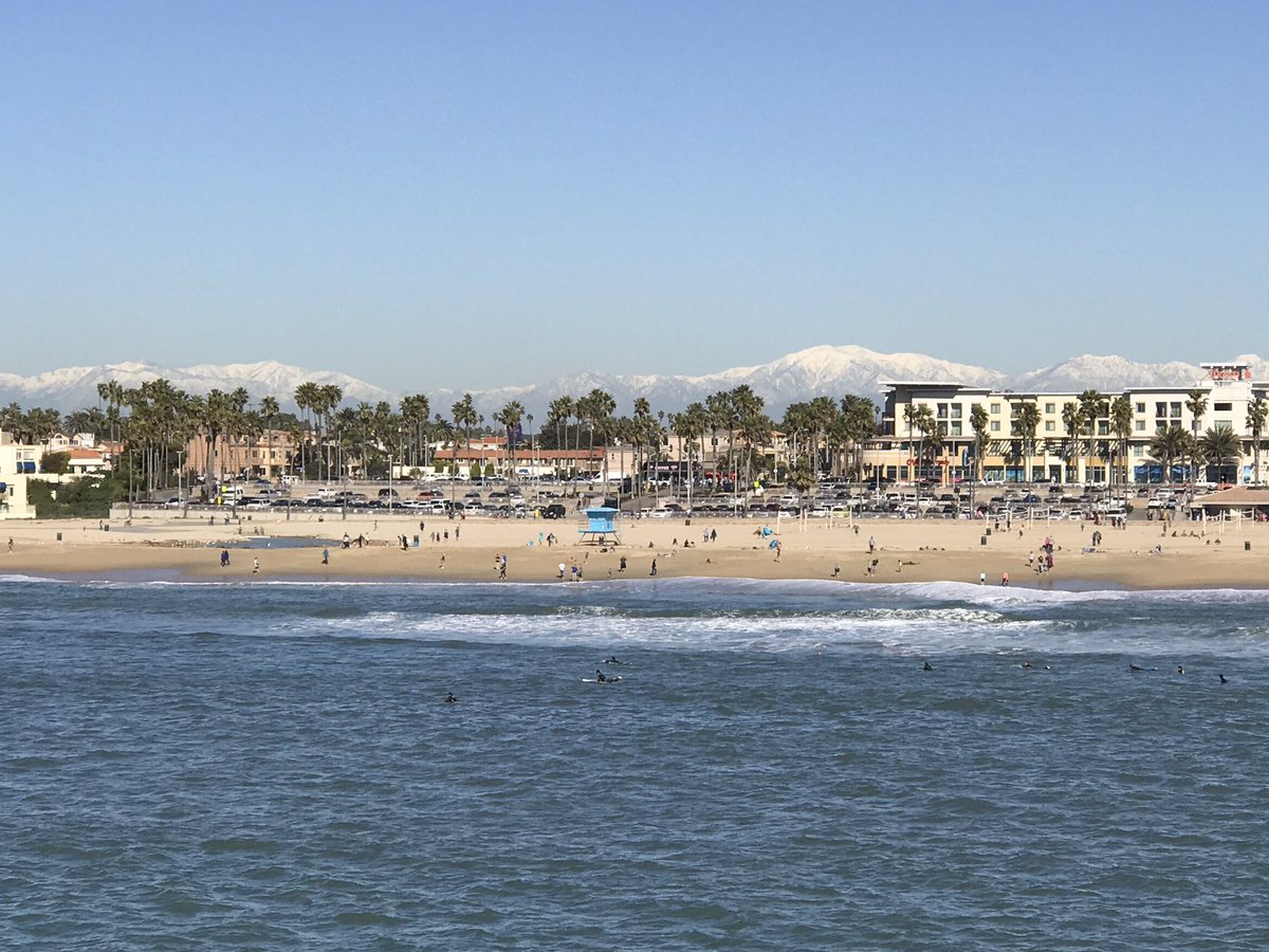 OurLALife's tweet photo. Snow-covered mountains and the beach. #lovingit #contradictions #HuntingtonBeach https://t.co/yzuOgccUKy