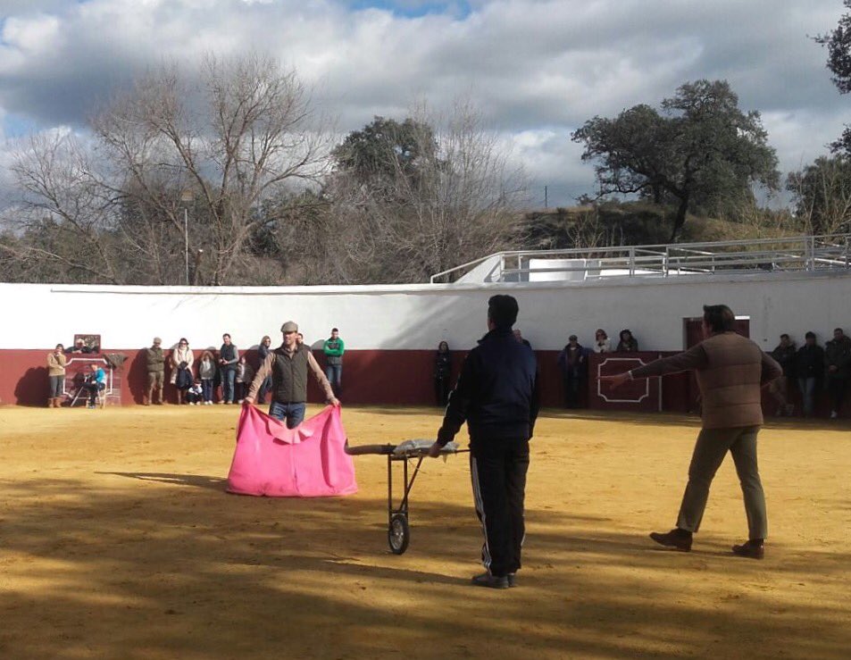 GDoloresAguirre's tweet photo. Estupenda visita y clases prácticas hoy del Club de Aficionados Prácticos Taurinos en @GDoloresAguirre. Un placer. https://t.co/a1HBWGRmdc