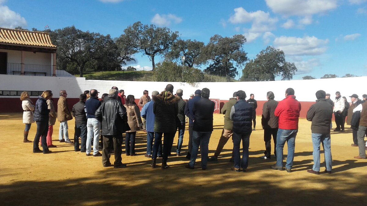 GDoloresAguirre's tweet photo. Estupenda visita y clases prácticas hoy del Club de Aficionados Prácticos Taurinos en @GDoloresAguirre. Un placer. https://t.co/a1HBWGRmdc