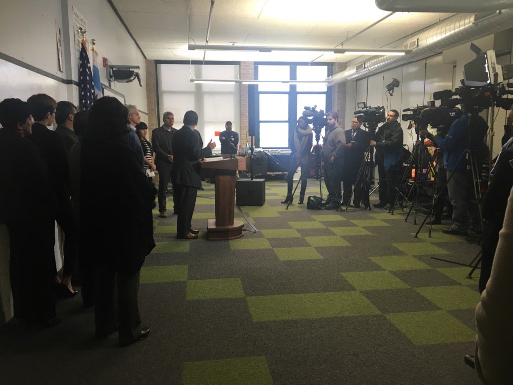 RepGutierrez's tweet image. In #chicago we are clear: no ban no wall, #RefugeesWelcome w/@ChicagosMayor @AldermanSolis @SenatorDurbin #twill