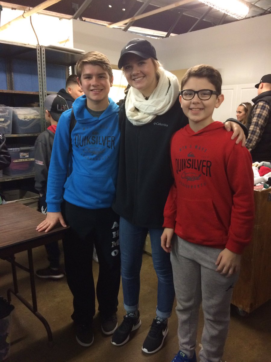 karlierussell_'s tweet photo. such an awesome morning serving the homeless with my NPS family!!!! #teamgals https://t.co/8uhSVOmxeD
