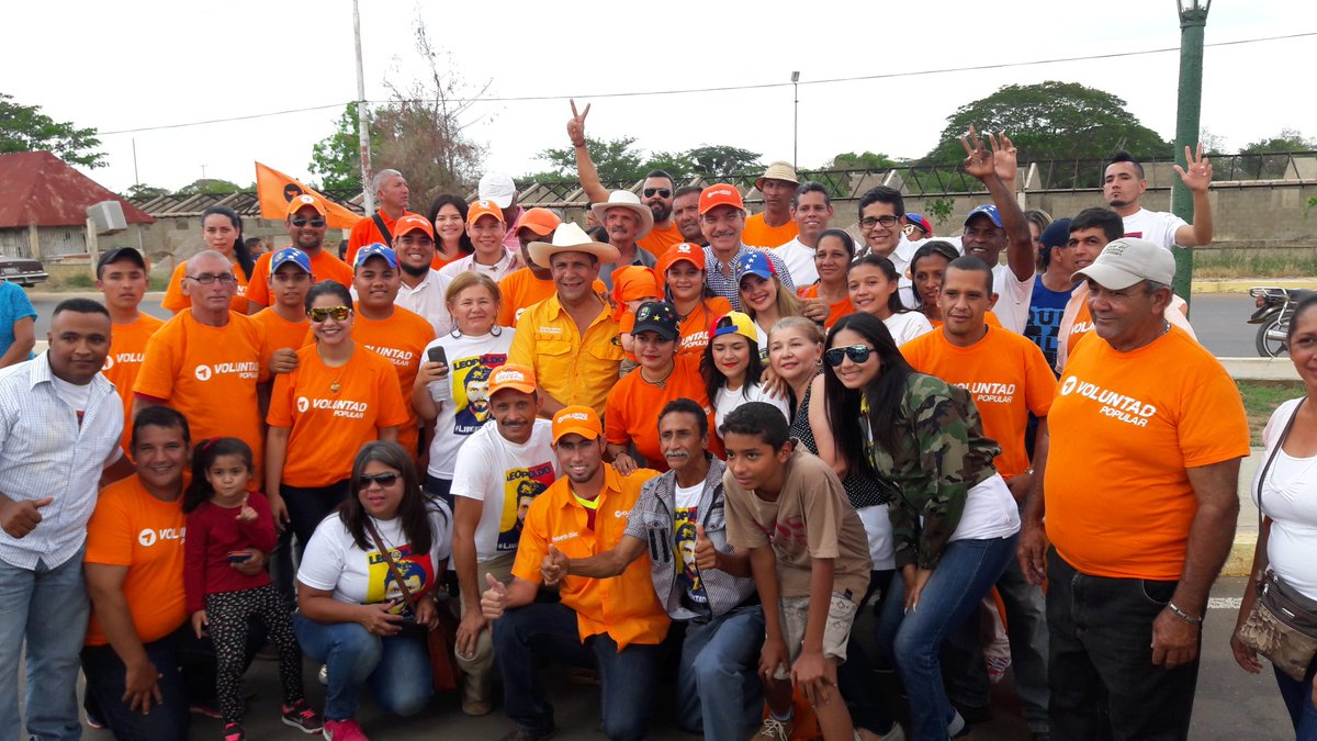 LuisStefanelli's tweet photo. Ya estamos en la plaza La Biblia de Mene de Mauroa. Todo listo para inaugurar la sede de @VPMauroa https://t.co/810WGBmhtY