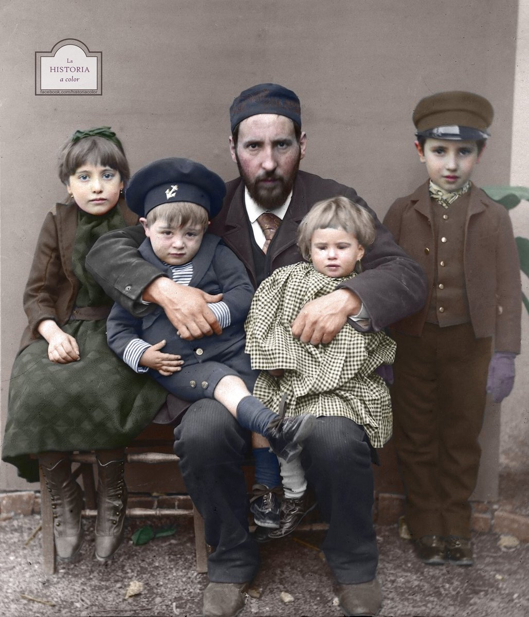 historiacolor's tweet photo. Ramón y Cajal con 4 de sus hijos. 1889. #colorizacion https://t.co/8Zlj6oWrTt