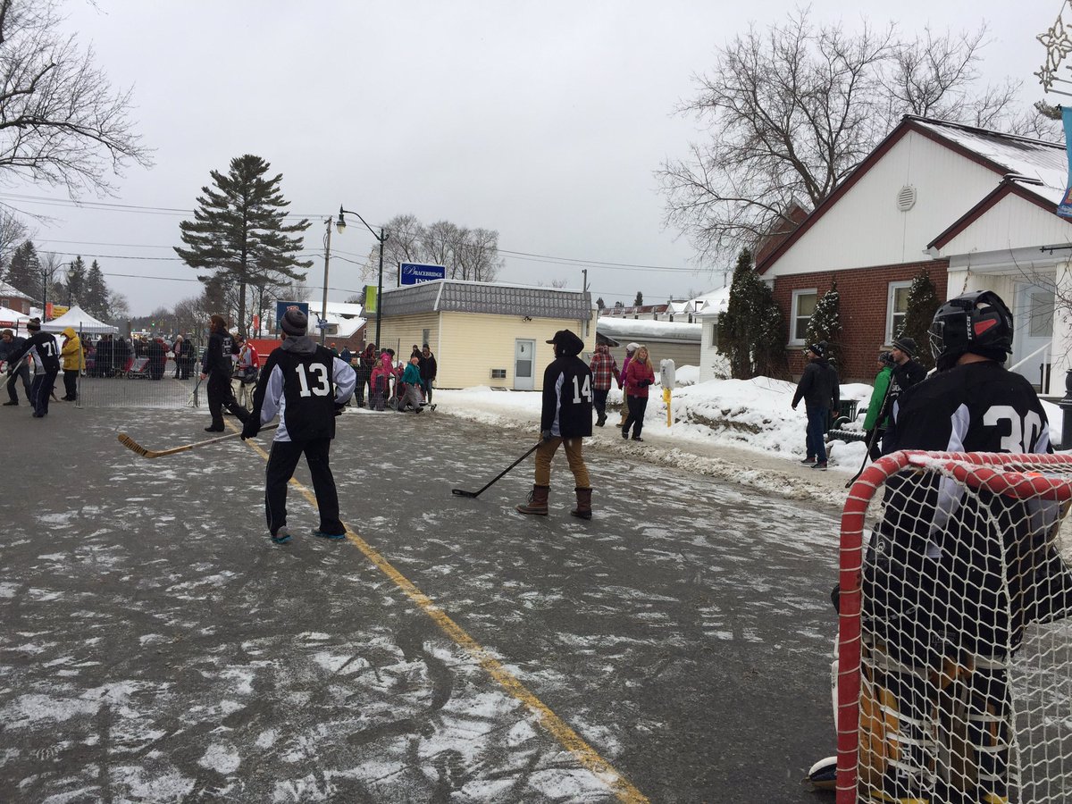 MuskokaFTW's tweet photo. Ball hockey and maybe a beer will keep you warm in Muskoka today at @fireicebb. #muskokaforthewin https://t.co/Qef4rhTvuq
