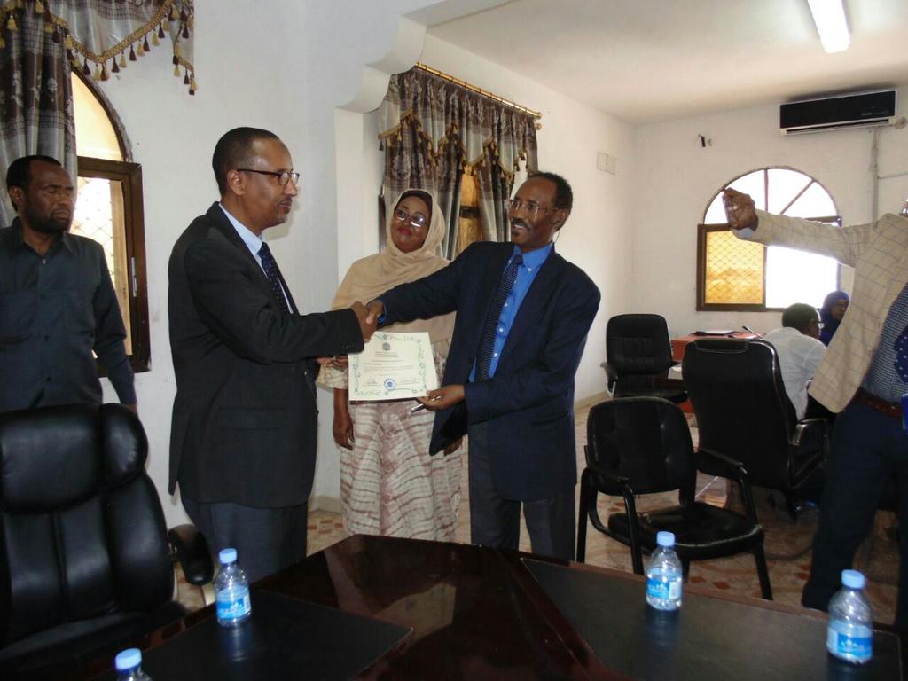 alihwarsame's tweet photo. Maanta Sabti 28 Jan. 2017 waxaan guddoomay shahaadadii musharaxnimada madaxweyne ee JFS, taasoo ku aadan in ay dhacdo 8 Feb Guul #Soomaaliya https://t.co/sO0AkLhutK