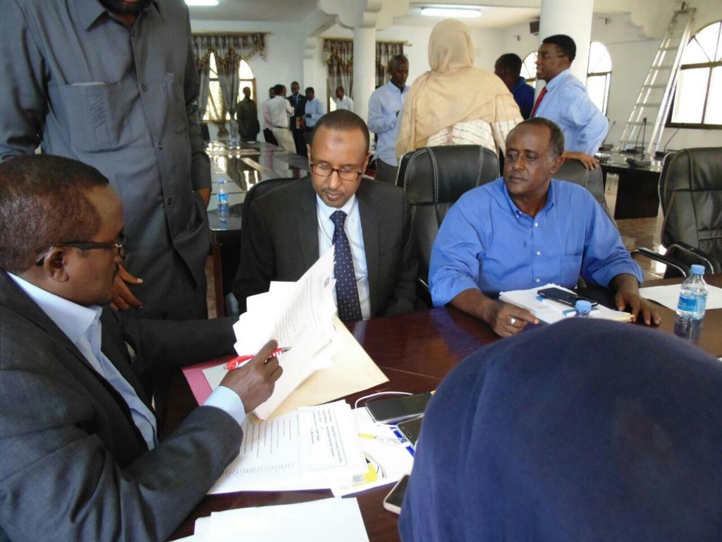 alihwarsame's tweet photo. Maanta Sabti 28 Jan. 2017 waxaan guddoomay shahaadadii musharaxnimada madaxweyne ee JFS, taasoo ku aadan in ay dhacdo 8 Feb Guul #Soomaaliya https://t.co/sO0AkLhutK