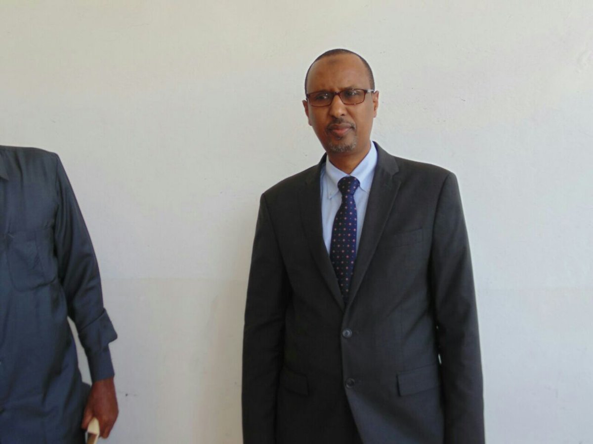 alihwarsame's tweet photo. Maanta Sabti 28 Jan. 2017 waxaan guddoomay shahaadadii musharaxnimada madaxweyne ee JFS, taasoo ku aadan in ay dhacdo 8 Feb Guul #Soomaaliya https://t.co/sO0AkLhutK