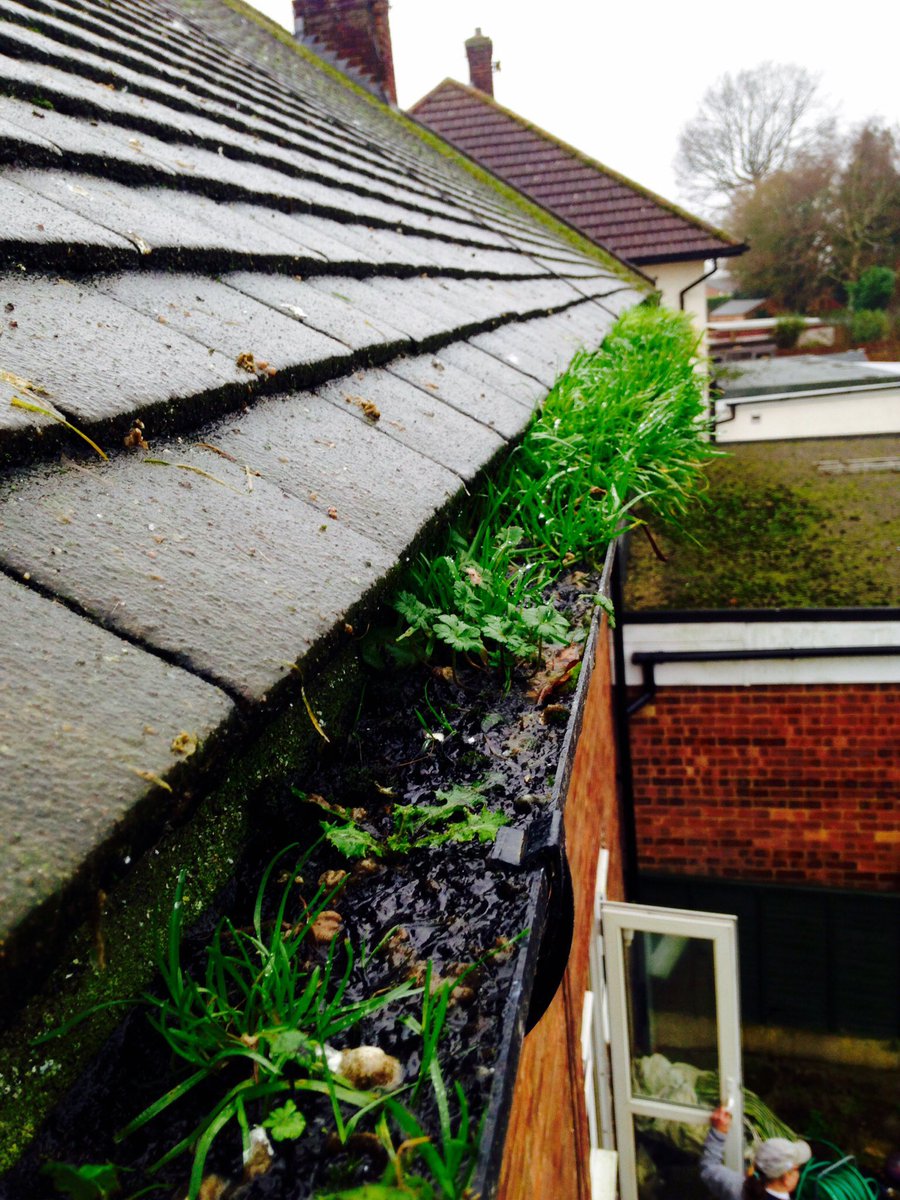 WindowCleaner4U's tweet image. Gutter cleaning 
before &amp;amp; after picture 
contact us for a FREE quotation #Guttercleaning #gutter #cleaning