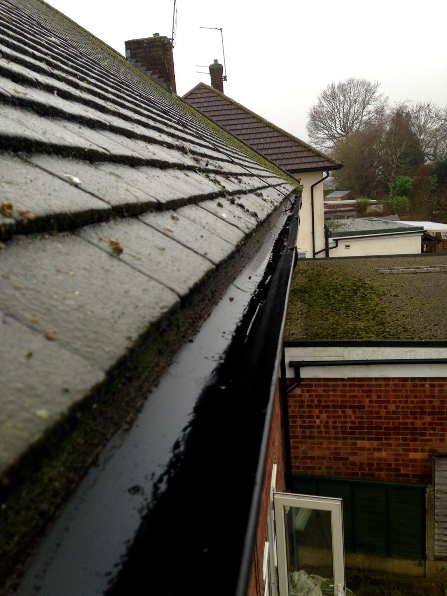 WindowCleaner4U's tweet image. Gutter cleaning 
before &amp;amp; after picture 
contact us for a FREE quotation #Guttercleaning #gutter #cleaning