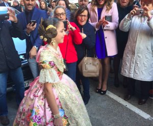 FallasOP's tweet photo. #LoMásLeído| Así es el traje de Clara Mª Parejo como Fallera Mayor Infantil de Valencia #Exaltació17 - https://t.co/bqmHuTxHhT … https://t.co/zCFBuHWngy
