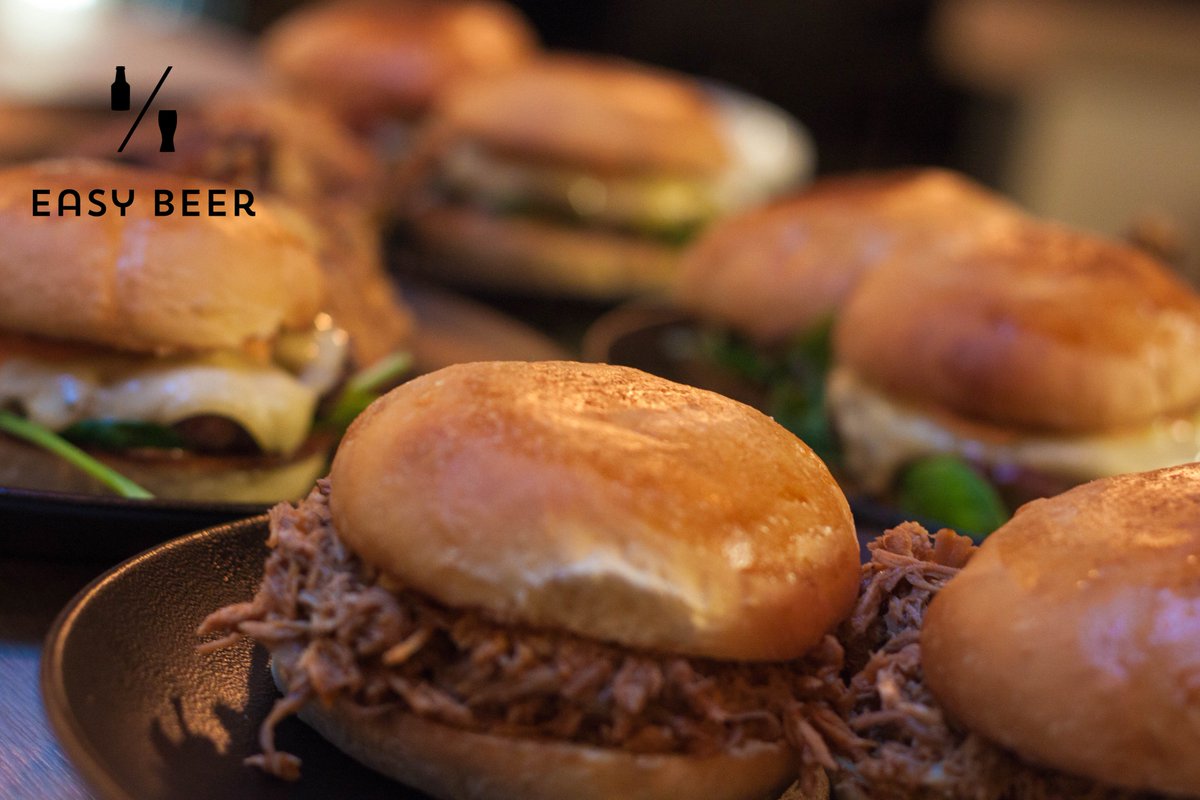 easybeerlv's tweet photo. #easybeerlv #craftburger #pulledpork
Lēni gatavota cūkgaļa - tāda, ka uz mēles kūst un pašu ceptas burgeru maizītes... https://t.co/OYNgiAJXsf