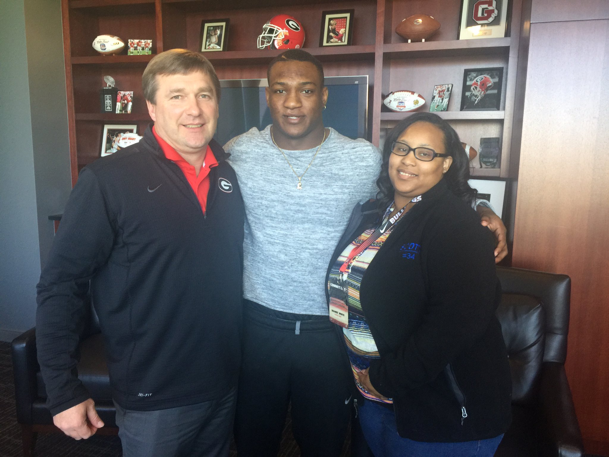 2018 RB Zamir White (middle) and his mom, Shanee White (right) with Georgia Head Coach Kirby Smart (Photo from Zamir White/Twitter)