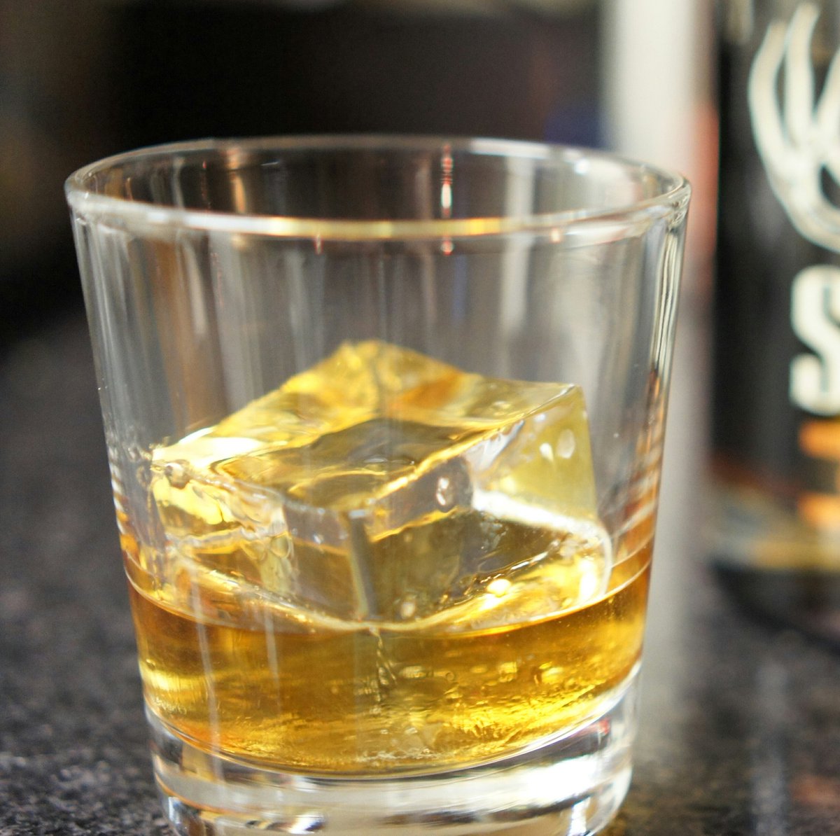 truecubes's tweet image. On the rock. #bourbon #whiskey #clearice