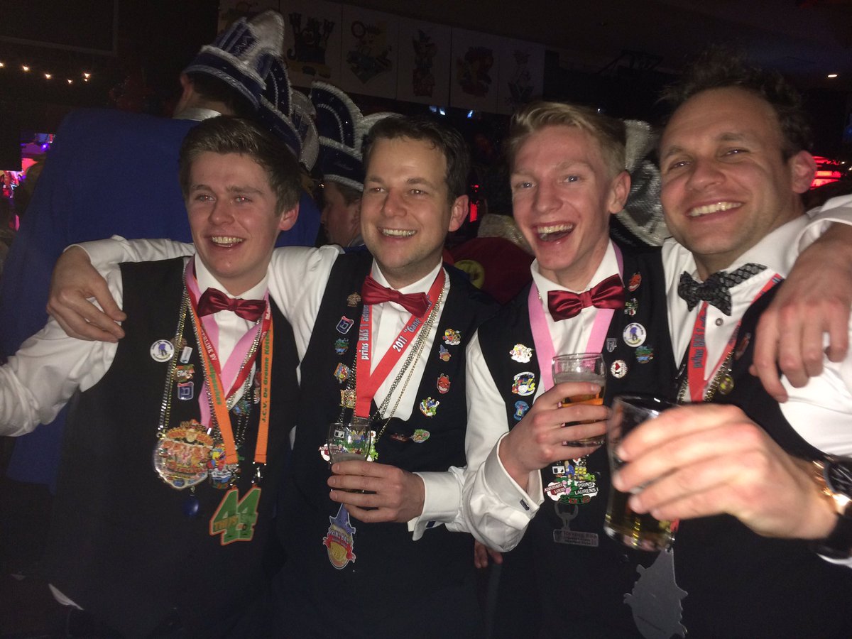 Hugozv83's tweet photo. Botteliers zorgen er wederom voor dat het de @RV11Doldraejers aan niks ontbreekt op de maximale party bij #Rouwhorst @doldraejers https://t.co/Z2qe0N7rAf