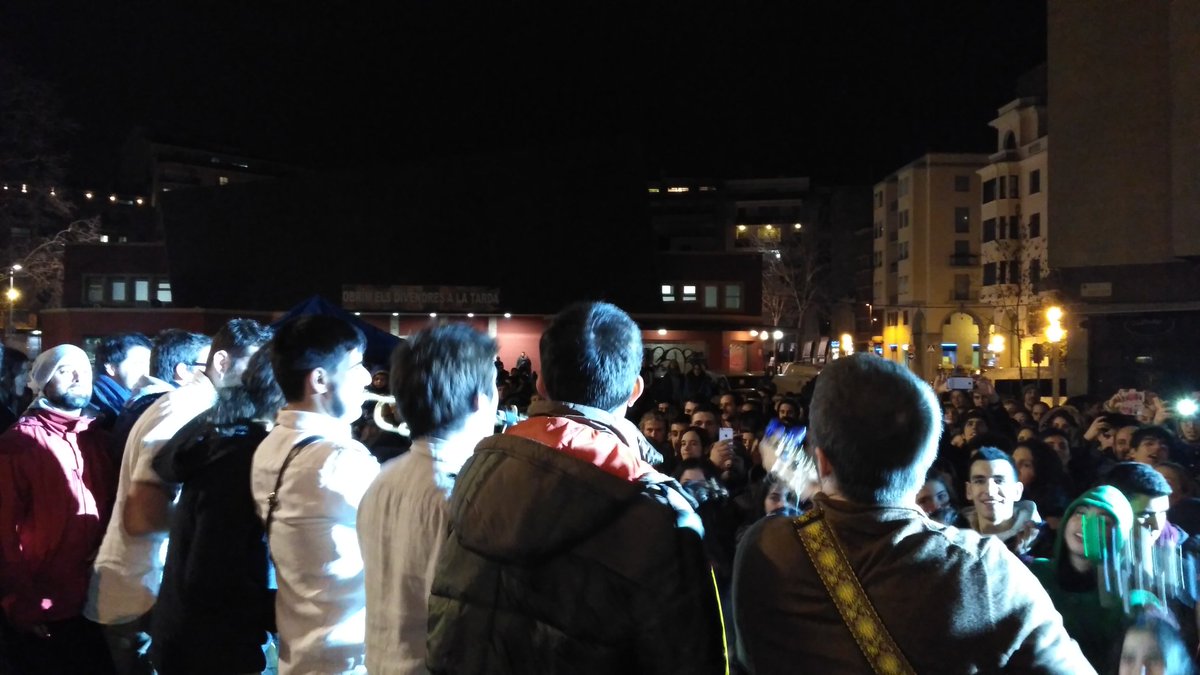 Girona_Cat's tweet photo. En directe i en acústic degut a la pluja, especial concert familiar d'@OquesGrasses a la plaça Salvador Espriu pel #Girona10. https://t.co/EXh1DE7dG5
