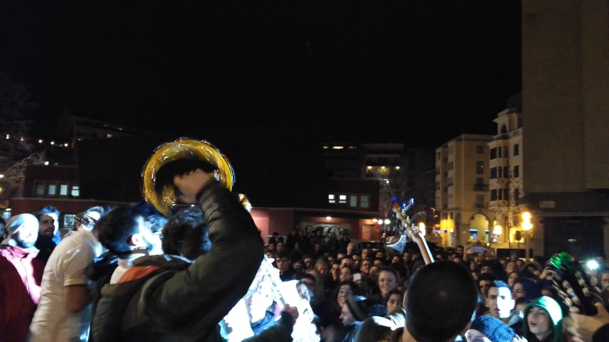 Girona_Cat's tweet photo. En directe i en acústic degut a la pluja, especial concert familiar d'@OquesGrasses a la plaça Salvador Espriu pel #Girona10. https://t.co/EXh1DE7dG5