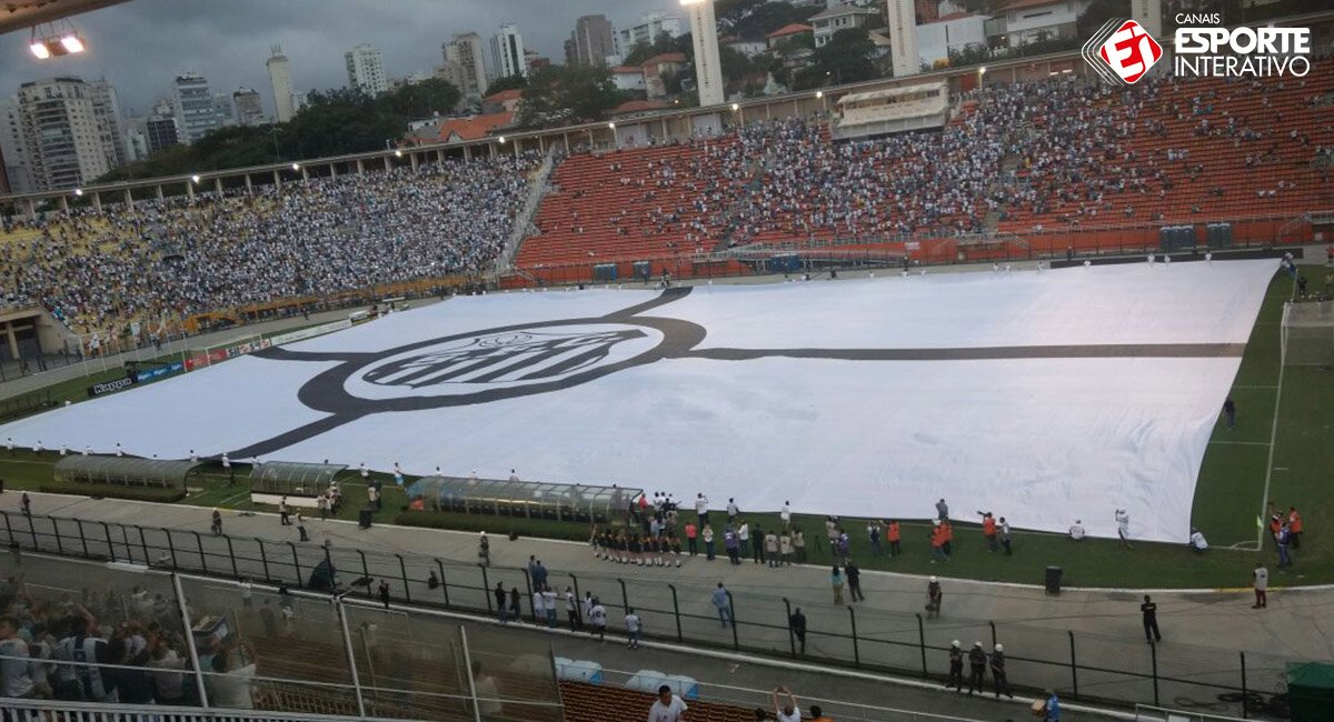 No jogo contra o Kenitra, do Marrocos, o Santos estreou o maior bandeirão da história do futebol mundial! Gostou, torcedor? #SantosNoEIMAXX