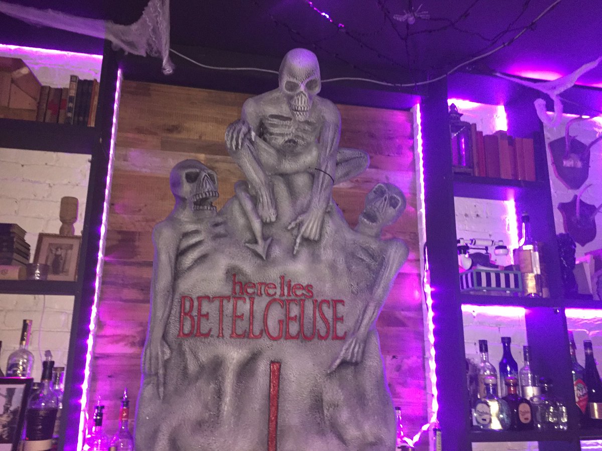 sukmal22's tweet photo. The Beetle house!!! #TimBurton @AnjuliVelazquez @annaKpants @sarekins @theefefe @JessicaSiler #Fandomly 💜💙 https://t.co/lXICq2yTWC