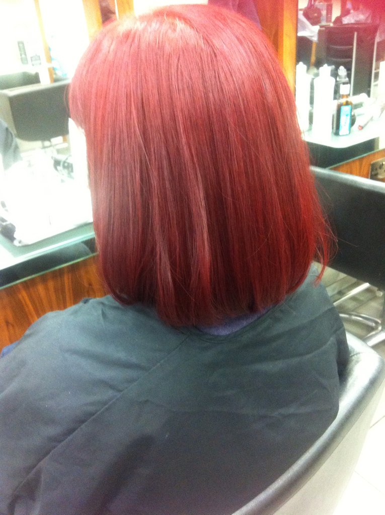 nickiboogie's tweet photo. From cherry red to warm brown &amp; caramel hilites @RUSHHairBeauty Ilford by me today #SMARTBond #Loreal #colourchange https://t.co/hpjT31SKcp
