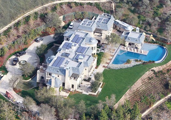 DesignerREstate's tweet image. Incredible 22,000 sqft, eight bedroom mansion in #Brentwood, #CA! This home features a lagoon style pool and a moat! Pricetag: $20 milllioon