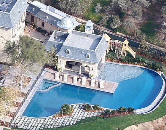 DesignerREstate's tweet image. Incredible 22,000 sqft, eight bedroom mansion in #Brentwood, #CA! This home features a lagoon style pool and a moat! Pricetag: $20 milllioon