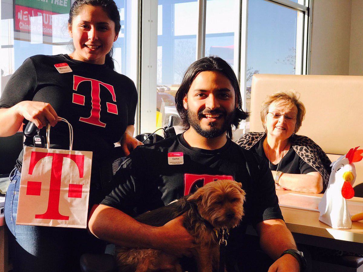 MsMarieDotCom's tweet photo. #gamecockstrong #customerfun #feefacepets #pets #happypethappyhuman #magentaexperience #tmolife @clynnsouthdfw @jstn692 @Alisa_Arner https://t.co/YOEnARKnw5