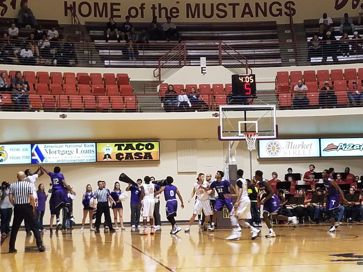 MSUTexas's tweet photo. The @MSUMustangs currently lead 31-24 versus Tarleton State. π #DomeMagic https://t.co/uKmyare43e