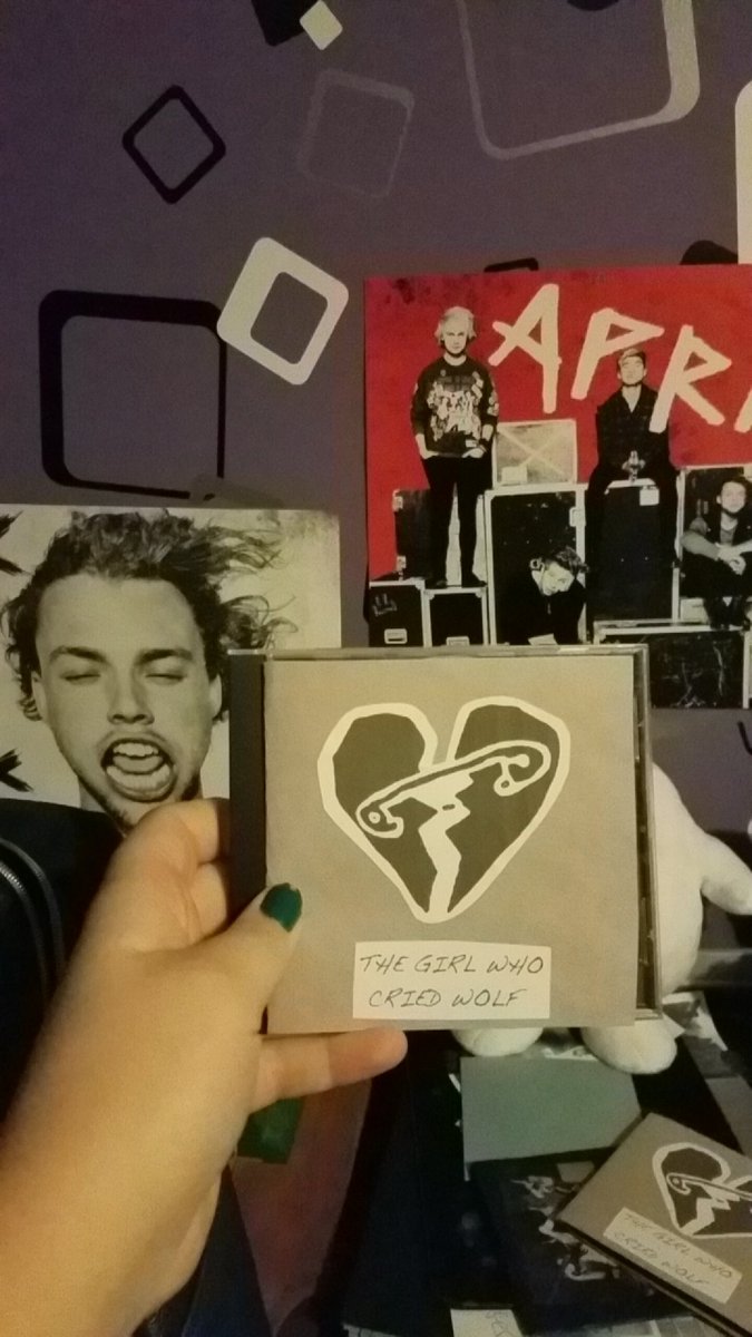 april_steichen's tweet photo. Couple of girls waiting for you to get this from us ashton @Ashton5SOS #musicvideofor5sos https://t.co/5ruqN2kYyf